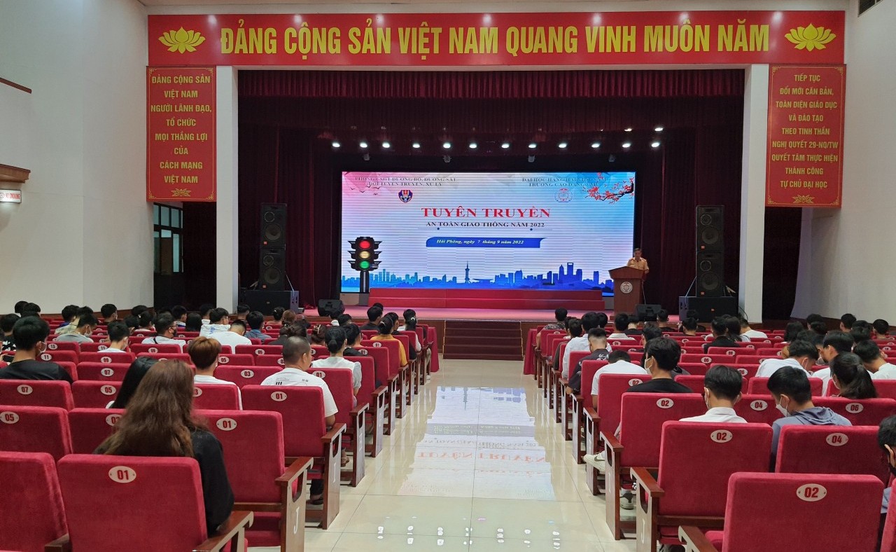 Tuyên truyền pháp luật về trật tự an toàn giao thông  cho hơn 200 sinh viên